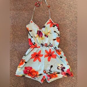 Super cute UK2LA romper with flower pattern and tie straps size M